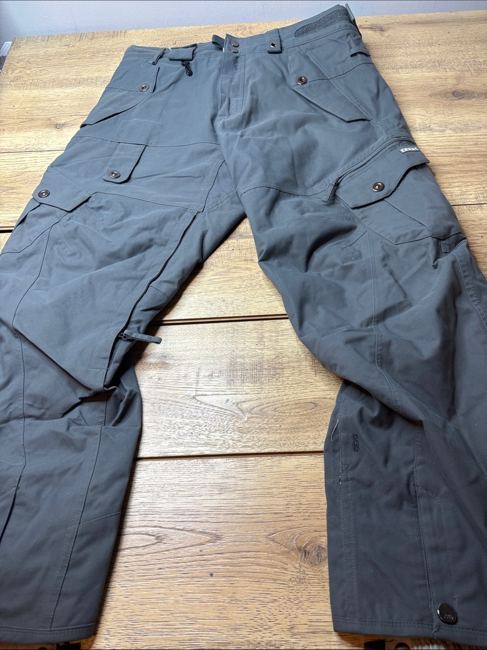 Men's 686 Smarty 3 in 1 Cargo Snowboarding Pants in Dark Gray Size Medium